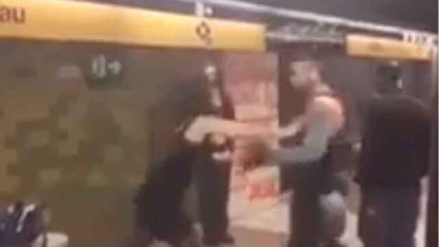 Una mujer agrede el 8M a un vigilante del metro tras pintar un grafiti / @FuerzasDelOrden