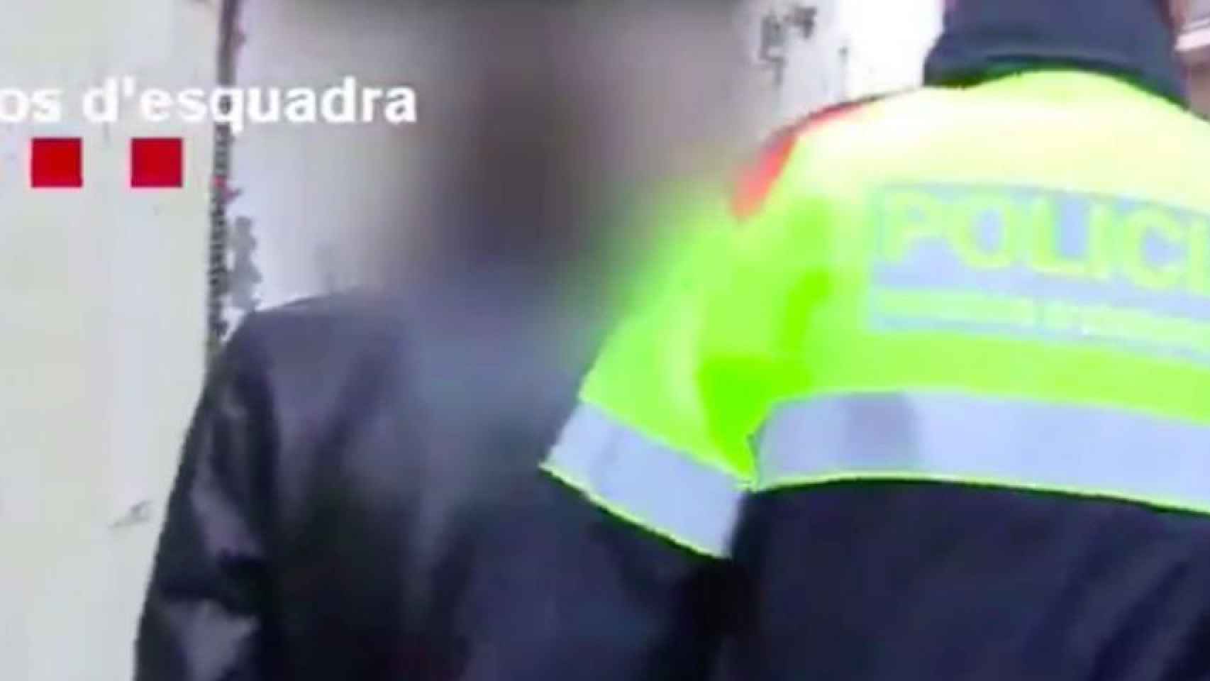 El Poble-sec saldrá a la calle contra el incivismo y la inseguridad (en la imagen unos detenidos por narcotráfico) / MOSSOS D'ESQUADRA