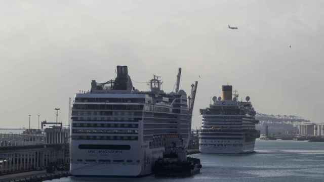 Cruceros atracados en el puerto de Barcelona  / HUGO FERNÁNDEZ