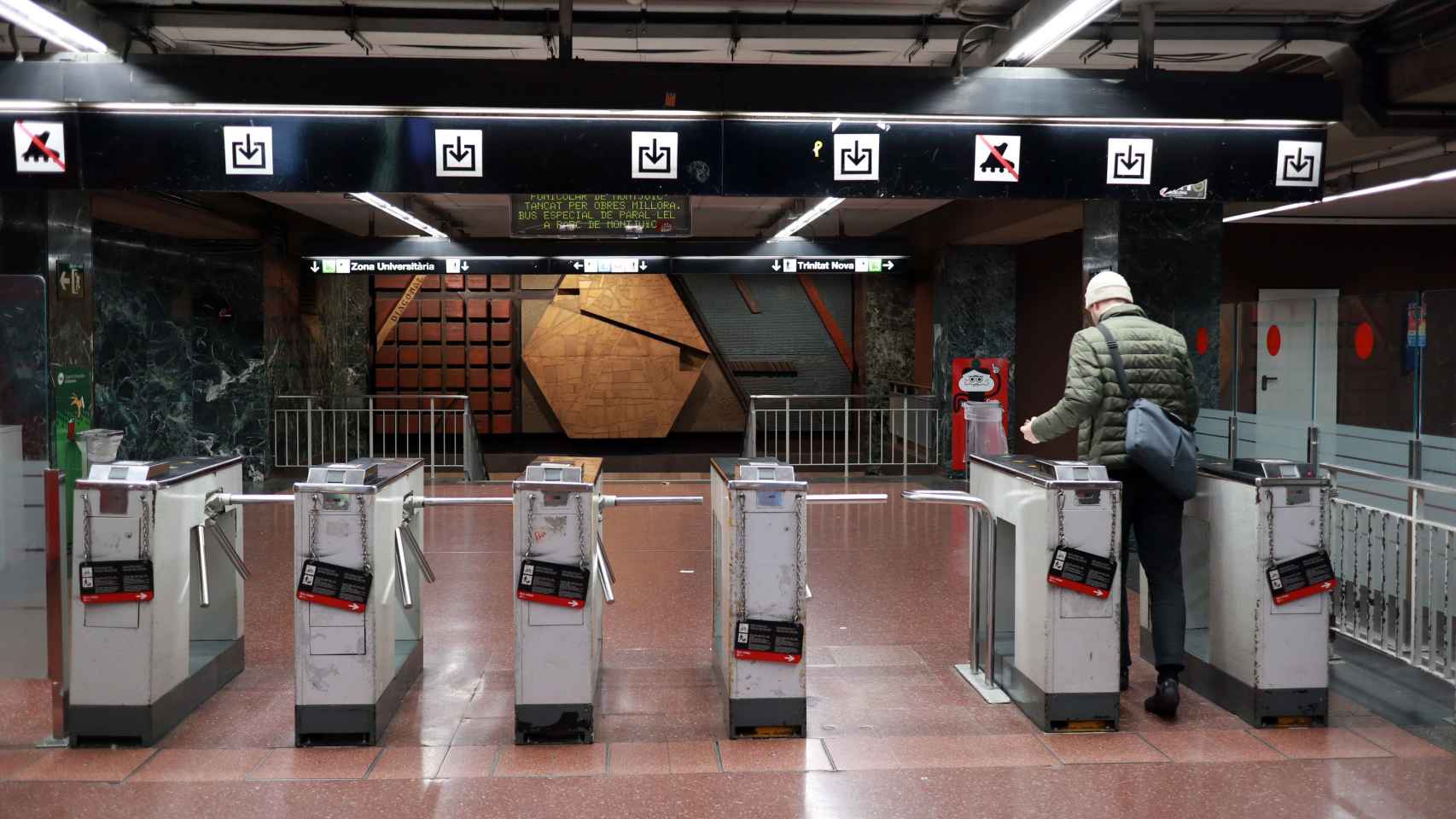 Un usuario del metro de la empresa TMB accede a la estación de Diagonal / HUGO FERNÁNDEZ