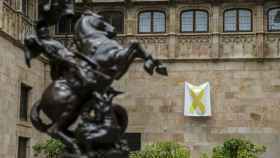 La Generalitat debe retirar los lazos amarillos de los edificios públicos / EFE