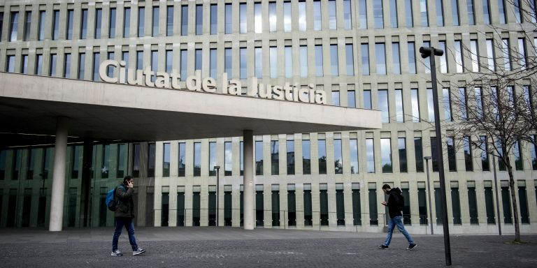 Acceso al edificio de la Ciutat de la Justicia de Barcelona / HUGO FERNÁNDEZ
