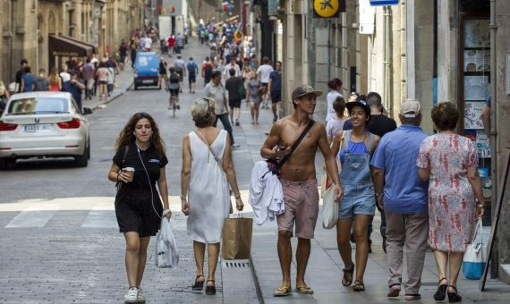 Turistas paseando por la calle Ferran