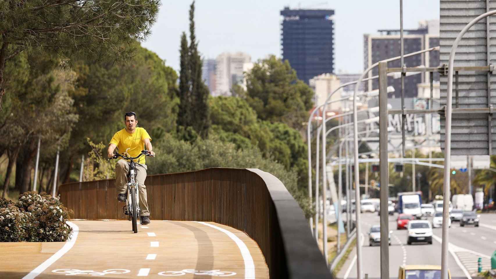 Un ciclista circula por el carril bici entre BCN y Esplugues, cerca de la Diagonal / AMB