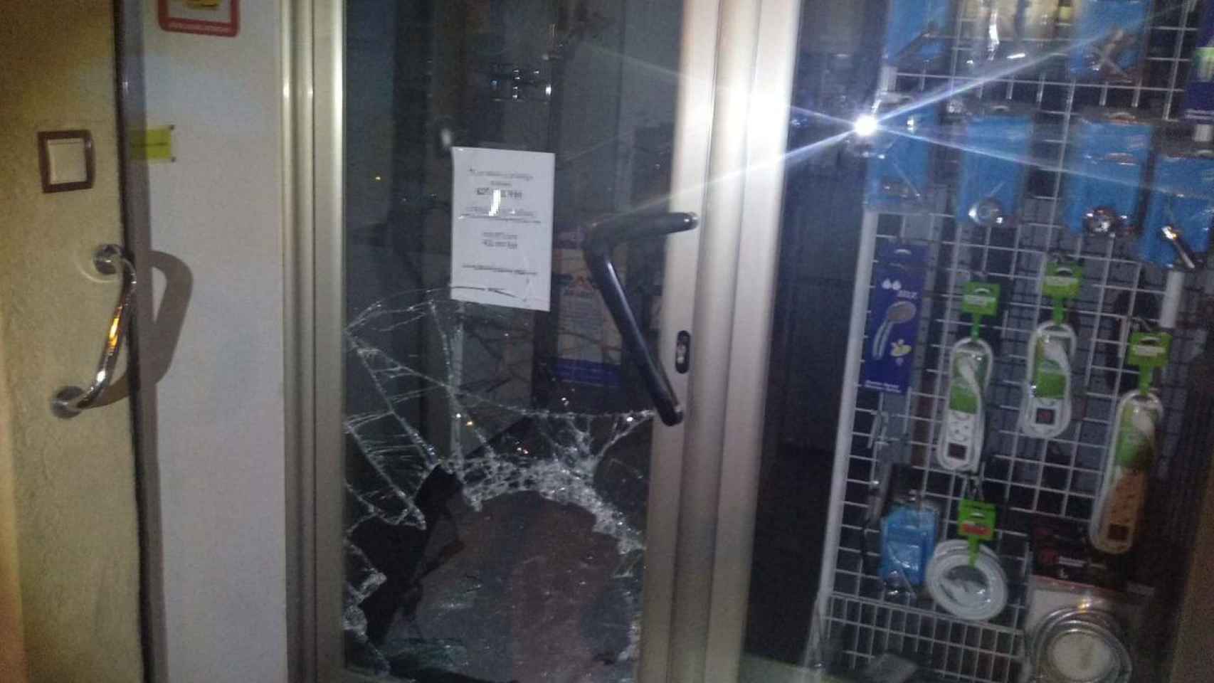 El cristal roto tras el intento de robo en el local del Eixample / GUARDIA URBANA