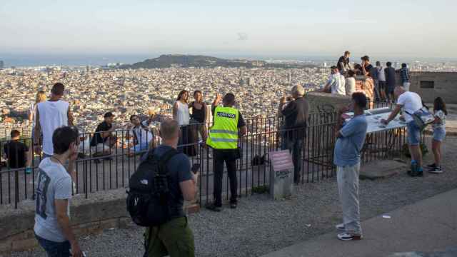 El Turó de la Rovira o búnkers del Carmel se ha convertido en uno de los atractivos turísticos más visitados de Barcelona / HUGO FERNÁNDEZ