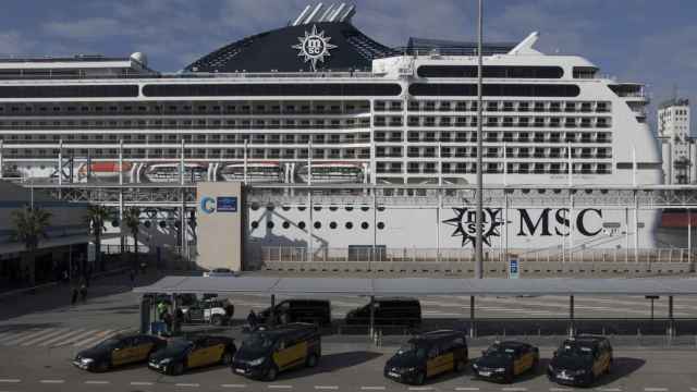 Taxis aparcados en el Puerto de Barcelona esperando el desembarco de un crucero / HUGO FERNÁNDEZ