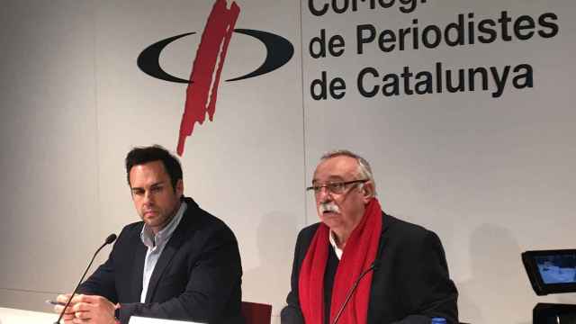 Josep Maria Goñi (derecha), presidente de Unauto Cataluña, en una rueda de prensa en el Col·legi de Periodistes / CARLOS RUFAS