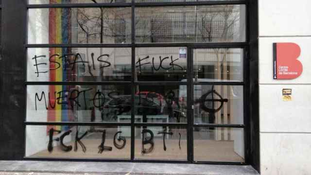 Pintadas en una fachada contra el colectivo LGTBI y con símbolos neonazis / EP