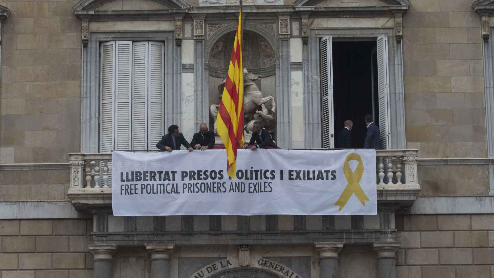 Imagen de la fachada del Palau de la Generalitat con el lazo amarillo / EFE-Quique García