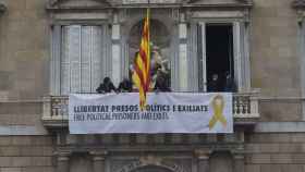 Imagen de la fachada del Palau de la Generalitat con el lazo amarillo / EFE-Quique García