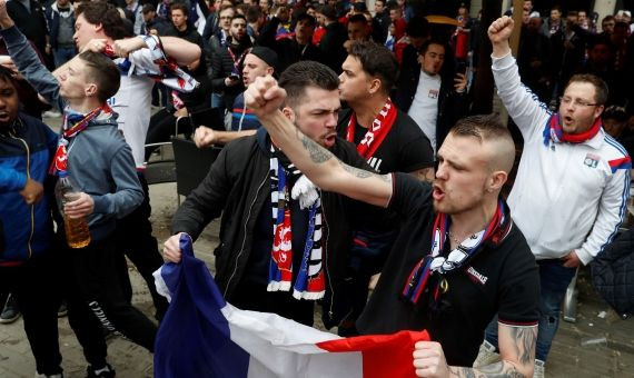 Ultras del Olympique de Lyon provocando a la policía /  EFE/TONI ALBIR