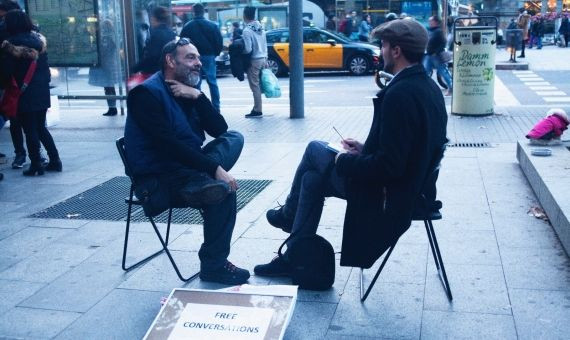 Adrià conversando con un hombre 'free conversations' / ADRIÀ BALLESTER 