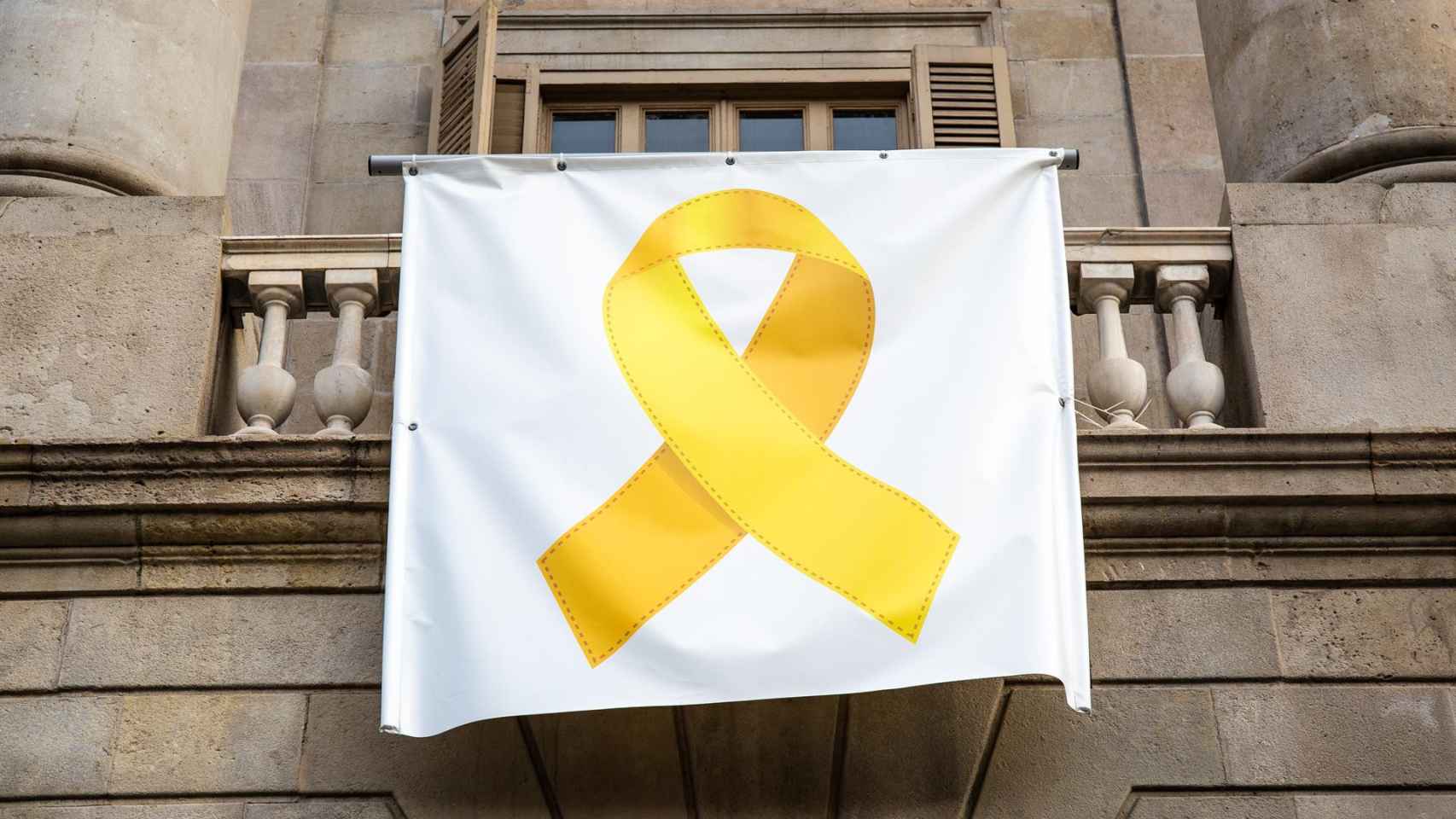 Colau deberá retirar el lazo amarillo de la fachada del Ayuntamiento / EUROPA PRESS