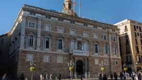 Lazos amarillos en la fachada del Palau de la Generalitat / EUROPA PRESS