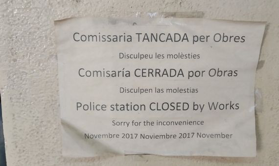 Papel en el que se anuncia el cierre de la comisaría, en noviembre de 2017 / JORDI SUBIRANA 