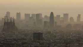 Los episodios de alta contaminación son cada vez más frecuentes en Barcelona y su Área Metropolitana / ARCHIVO