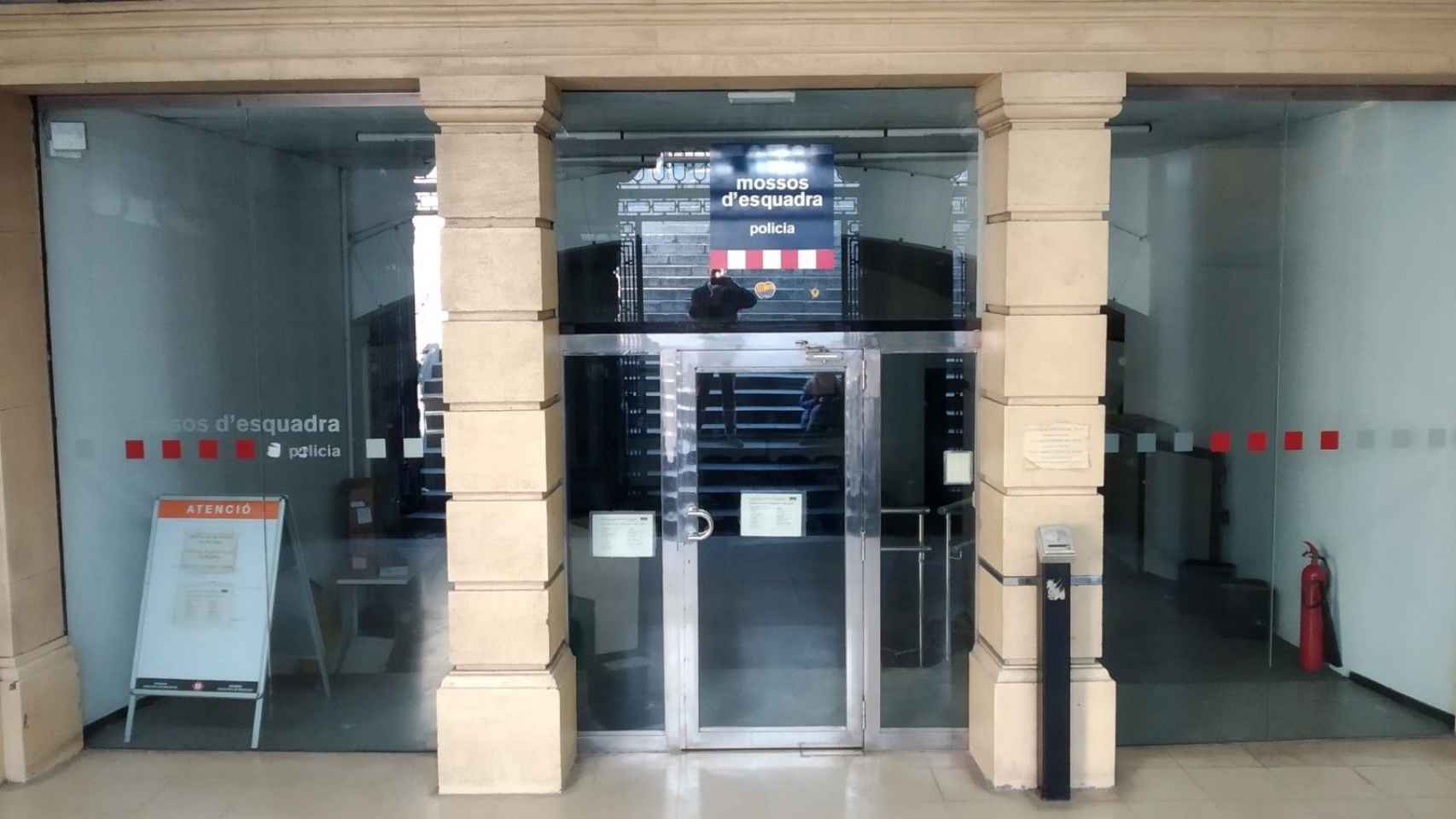 La comisaría de los Mossos de la plaza de Catalunya lleva un año y media cerrada / JORDI SUBIRANA