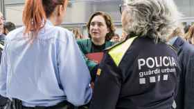 Ada Colau dialoga con dos agentes de la Guardia Urbana / AJUNTAMENT