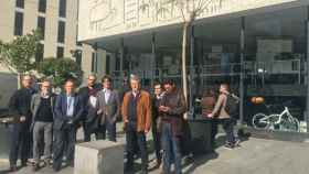 Algunos miembros de la agrupación Arquitectos Unidos frente a la fachada del colegio / CR