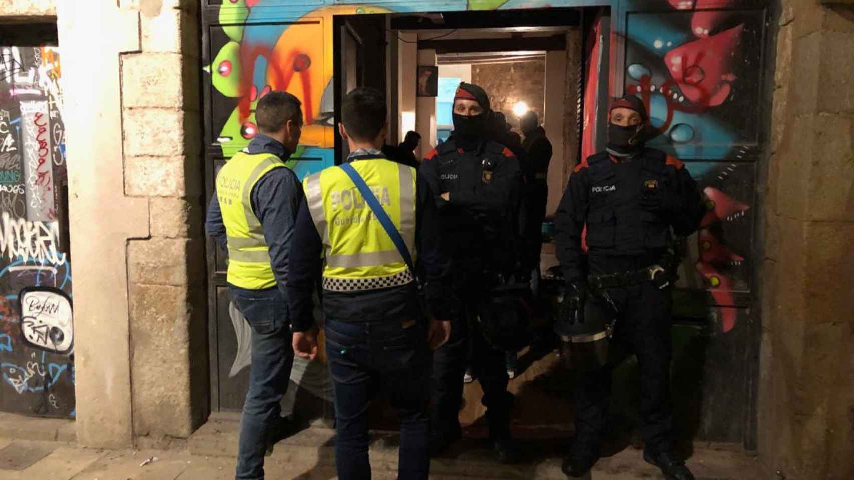 Agentes de los Mossos y de la Guardia Urbana en un de los 'narcopisos' en Santa Caterina / MOSSOS D'ESQUADRA