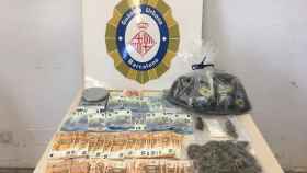 La Guardia Urbana encontró en el vehículo 3.640 euros, marihuana y hachís / GUARDIA URBANA