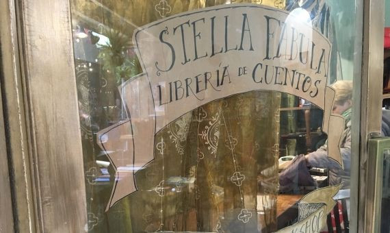 La puerta de entrada a Stella Fabula, la librería de cuentos tradicionales / PM