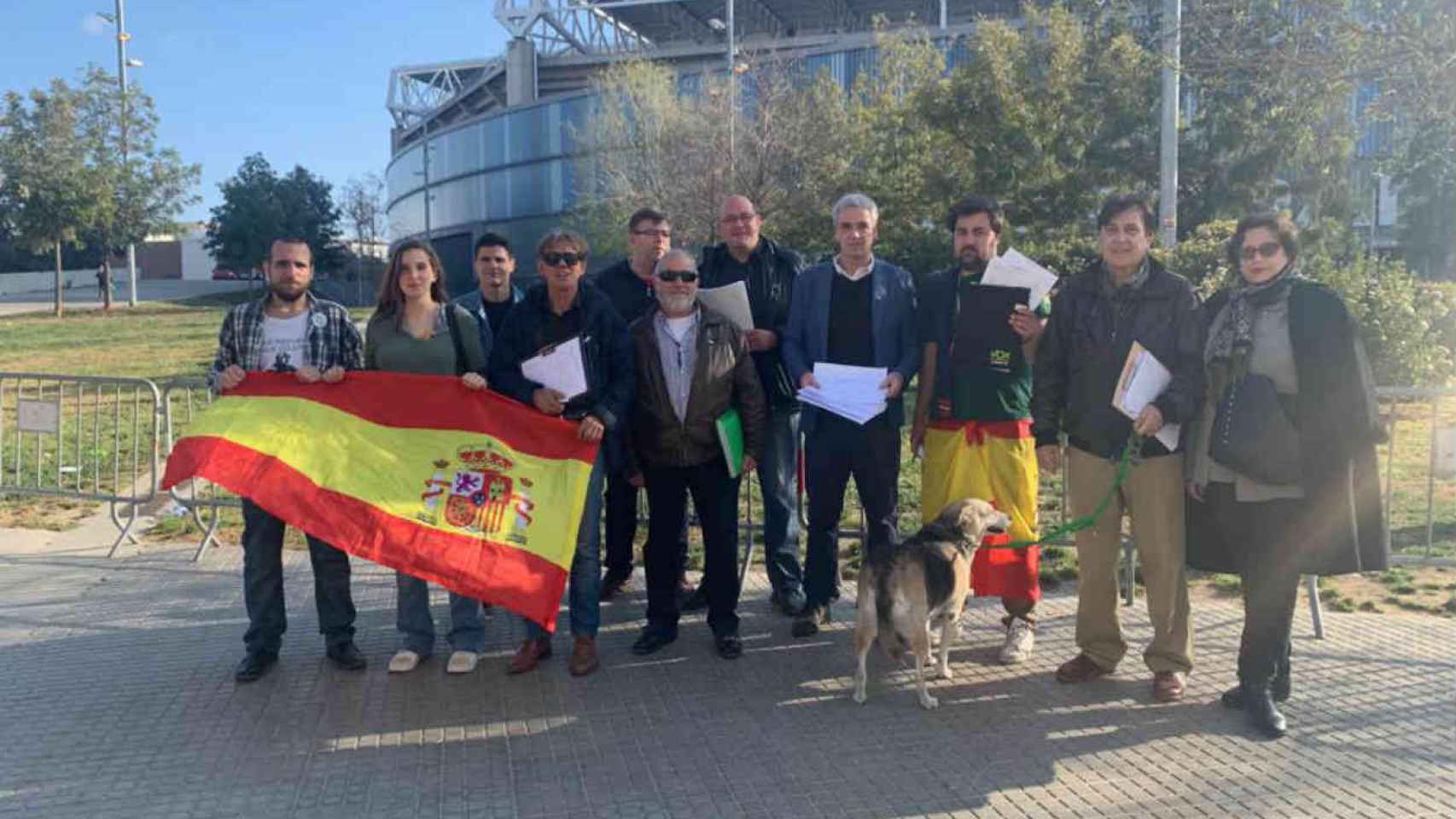 Afiliados a Vox recogieron firmas a la entrada del campo del Espanyol / @vox_barcelona