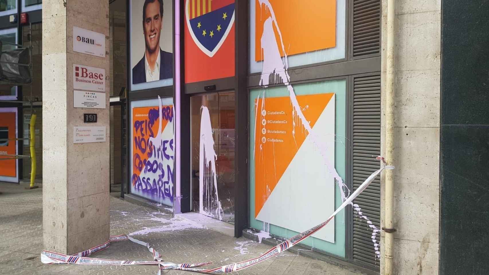 Pintadas en la sede de Cs de Barcelona en la calle Balmes / EUROPA PRESS
