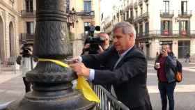 Alberto Fernández quita un lazo amarillo de la Plaza Sant Jaume / MA
