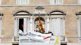 Operarios de la Generalitat proceden a tapar la pancarta con el lazo amarillo / EP