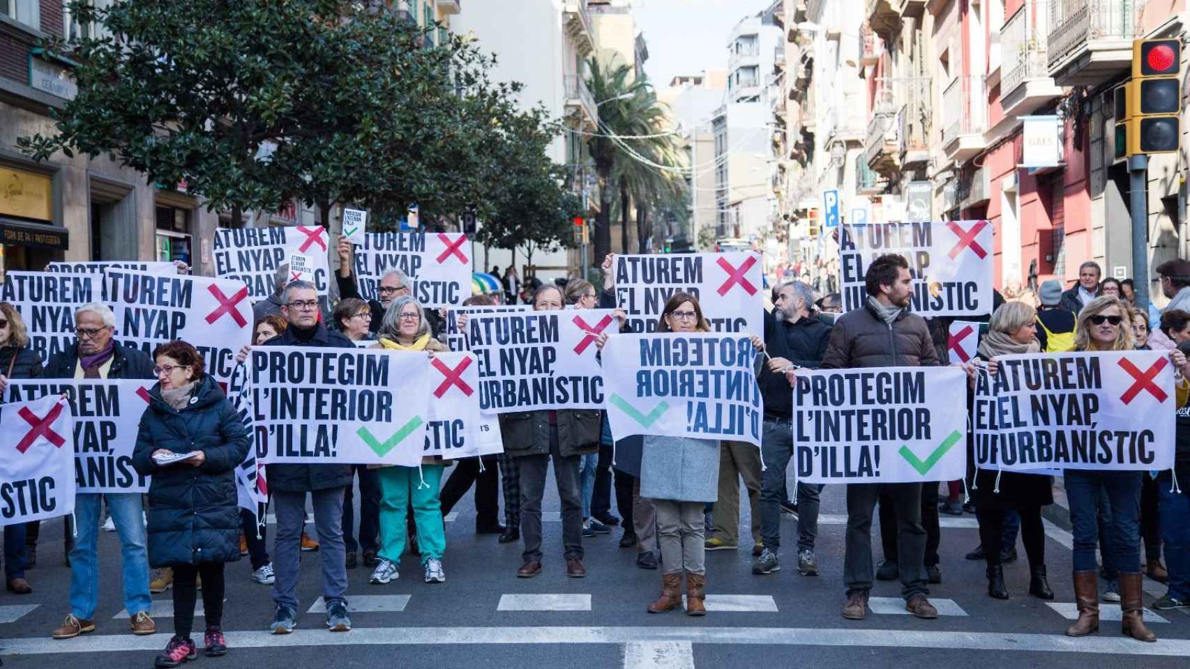 Vecinos de Gràcia manifestándose contra la chapuza urbanística en el interior de una isla / MA