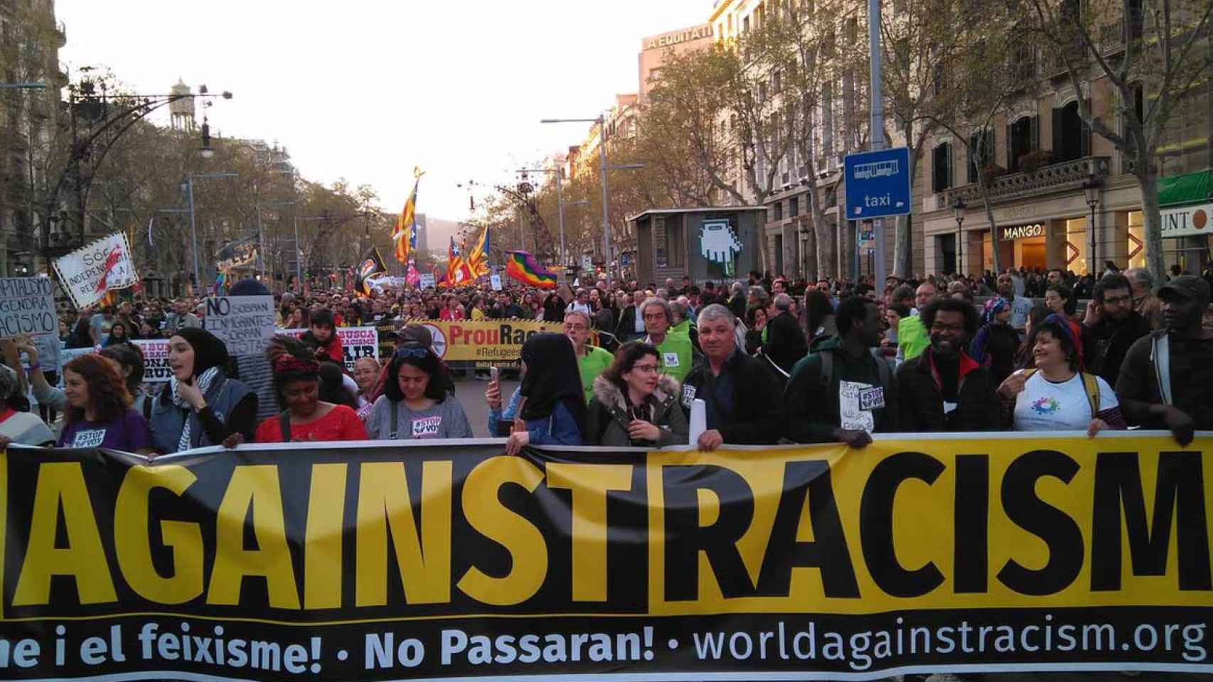 La manifestación contra Vox ha reunido a unas 3.500 personas / @UnitatvsRacisme