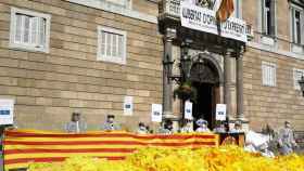 Miles de lazos amarillos en la puerta del Palau de la Generalitat / @SGMaresme