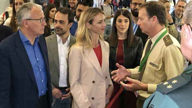 Josep Bou y Álvarez de Toledo, en el stand del ejército en el Saló de l'Ensenyament / PP