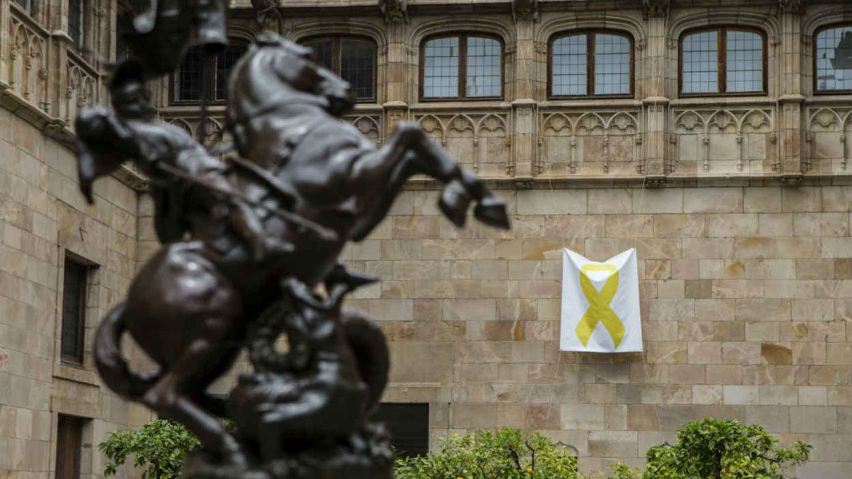El último lazo amarillo de la Generalitat ya ha sido retirado / EFE