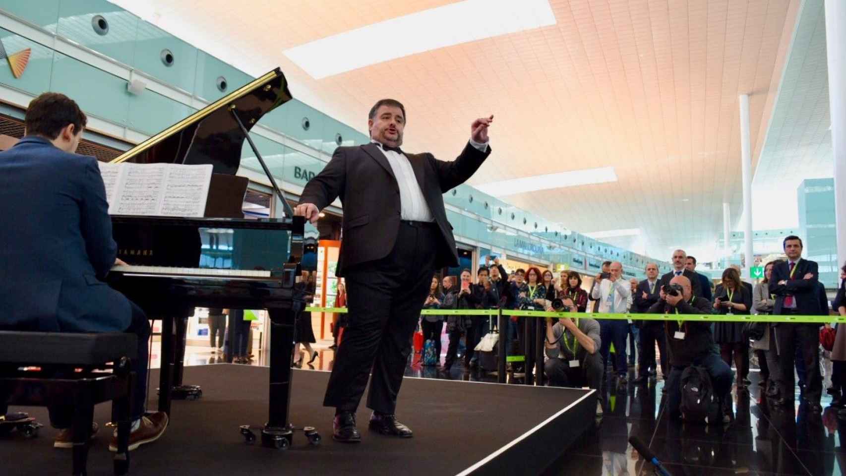 El barítono Luis Cansino en el Aeropuerto de Barcelona / Raúl Urbina