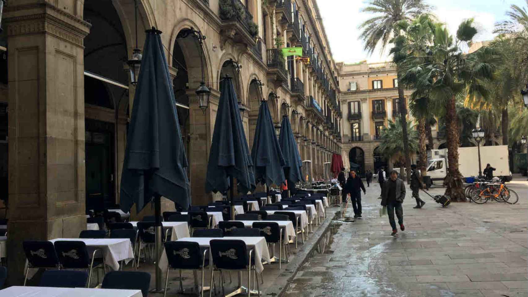 Terrazas en la plaza Reial, en pleno centro de Ciutat Vella / CR