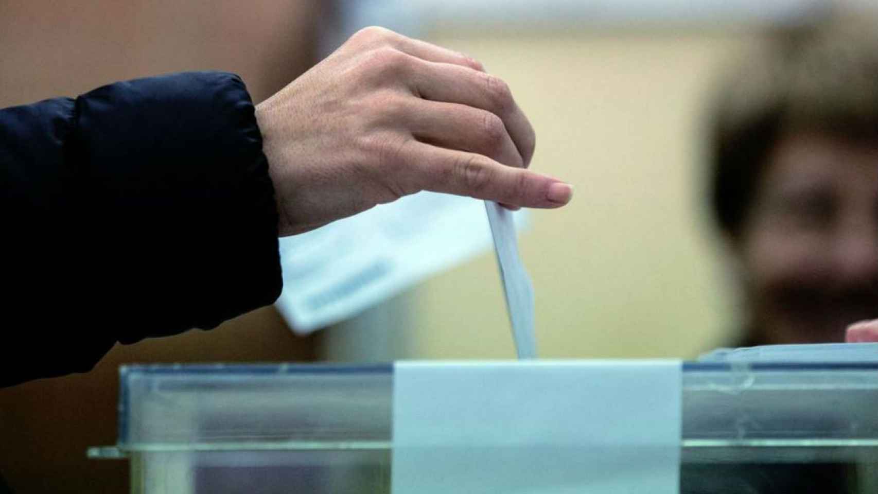 Un cuidadano introduce la papeleta en una urna electoral