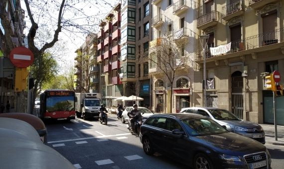 La calle de la Independència, en el Clot, se ha convertido en una autopista / J. SUBIRANA