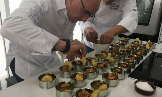 El chef Quim Márquez preparando un vermut marino en La Boqueria / P. B.