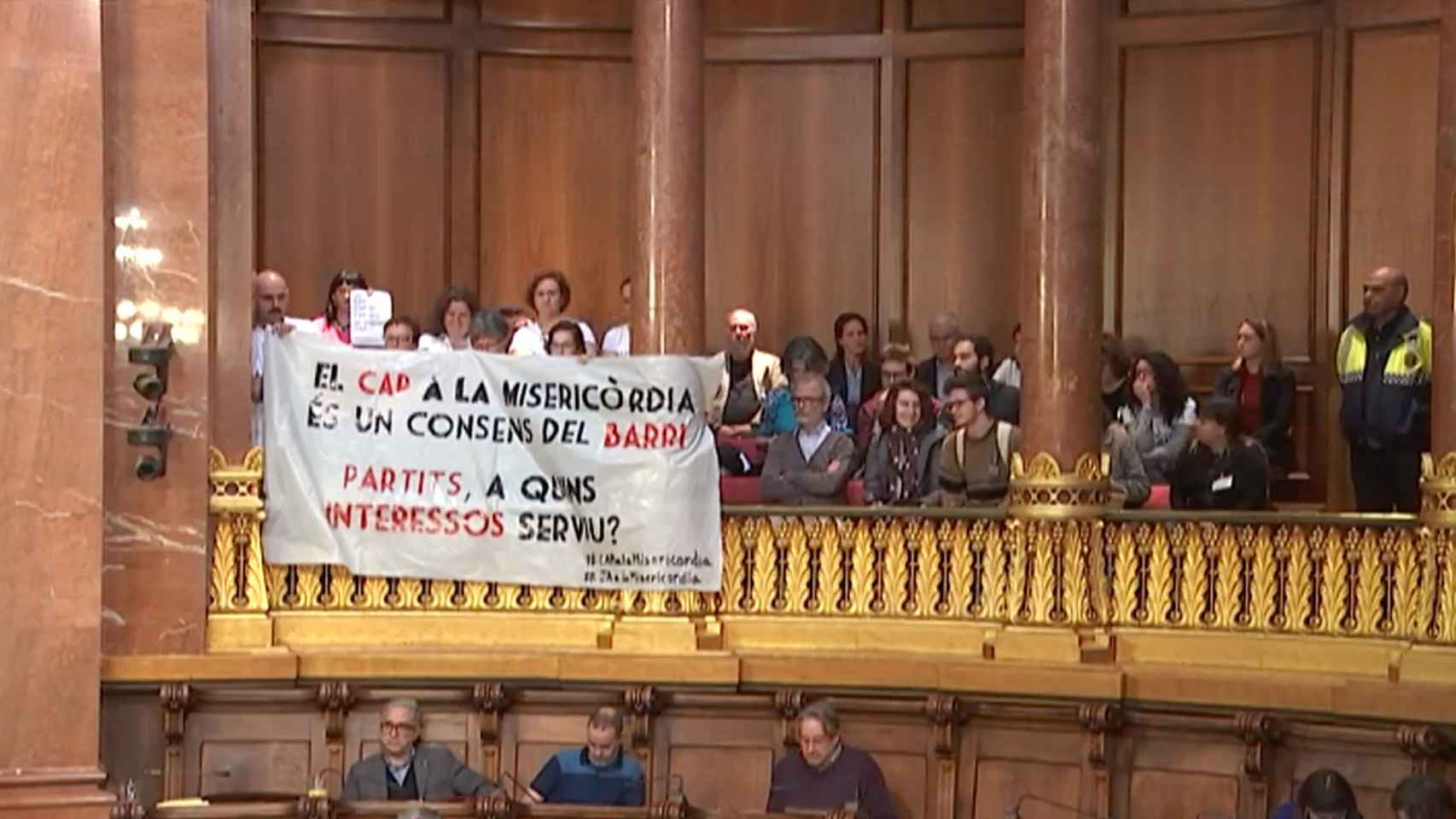 Un grupo de vecinos protesta en el pleno para ubicar el nuevo CAP en la capilla de la Misericòrdia, ahora en manos del MACBA / AYUNTAMIENTO DE BARCELONA