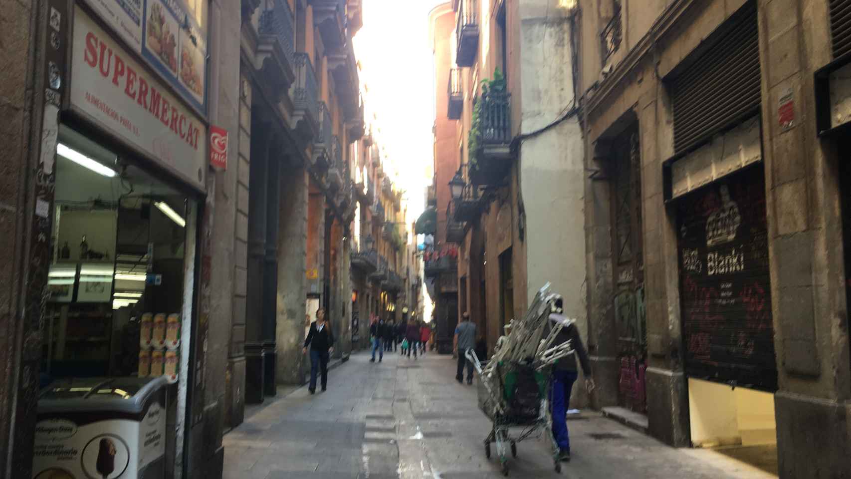Una imagen de la calle Escudellers, una de las más 'chungas' del Gòtic, Barcelona / P. B.