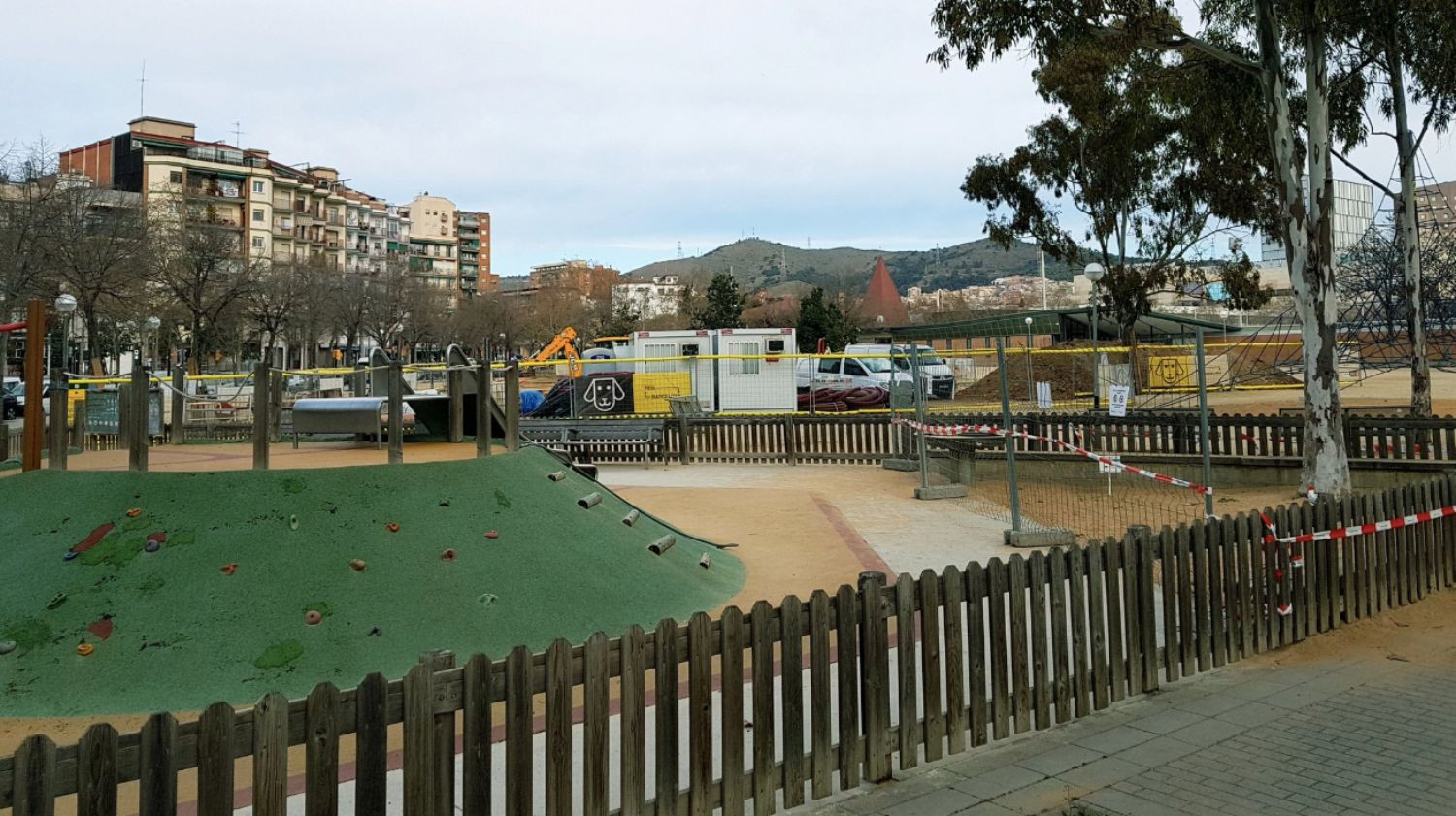Parque infantil de Can Dragó donde actualmente hacen sus necesidades los perros / TWITTER