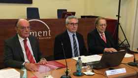 Francesc Sibina, Joaquim Llansó y Ramón Tamames, durante la presentación del informe / CR