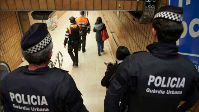 Guardias urbanos y vigilantes de Adif en una operación ordinaria contra el top manta / GUARDIA URBANA