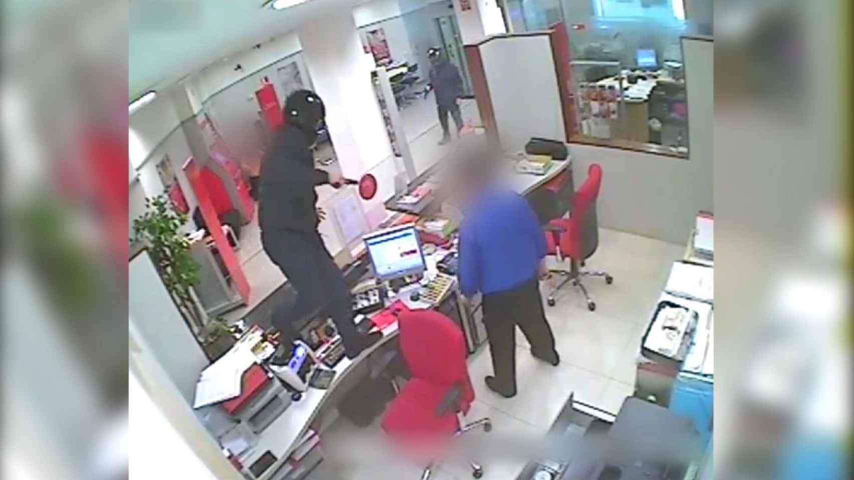 El atracador amenazando a un trabajador de un banco en Barcelona / MOSSOS D'ESQUADRA