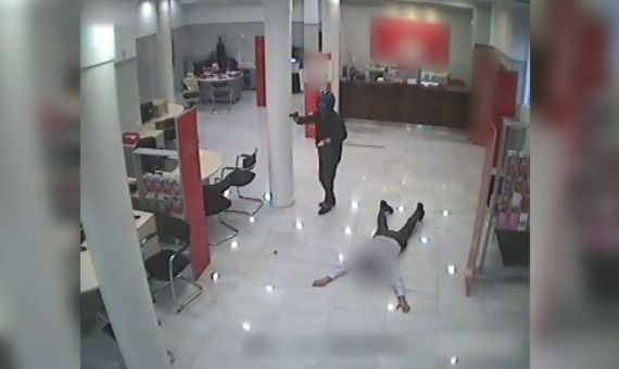 El atracador en plena acción en una sucursal bancaria de Barcelona / MOSSOS D'ESQUADRA
