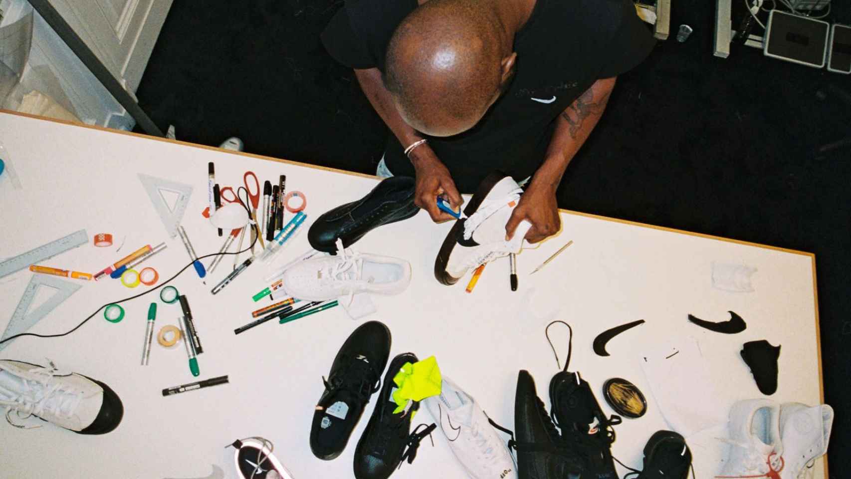 Virgil Abloh diseñando una 'sneaker' de The Ten / NIKE NEWS