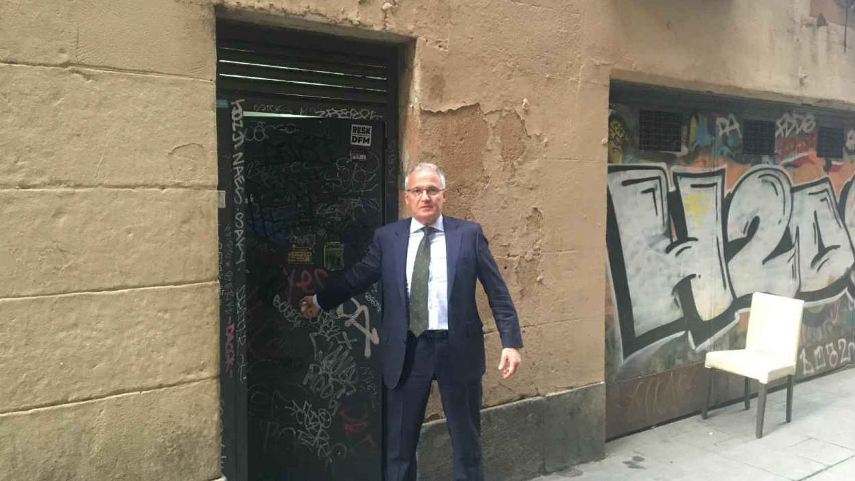 Josep Bou, en la puerta de uno de los edificios municipales de la calle Lancaster / CR